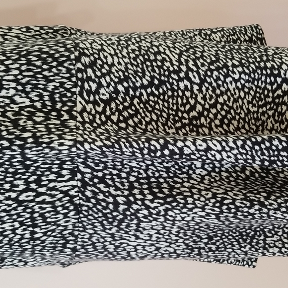 Torrid black and white peplum top, size 2X - Picture 5 of 16